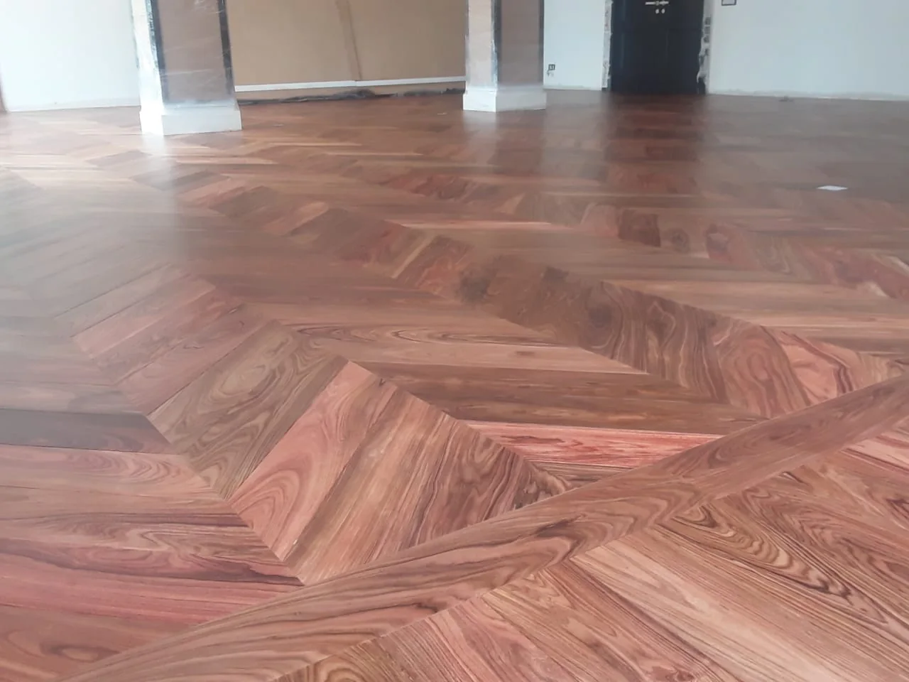 Détail des lames de parquet assemblées en bâton rompu et de leur veinage